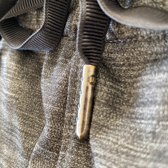 ❤️ Lululemon On The Fly Pant Grey Print Luxtreme Size 4 - Picture 7 of 12